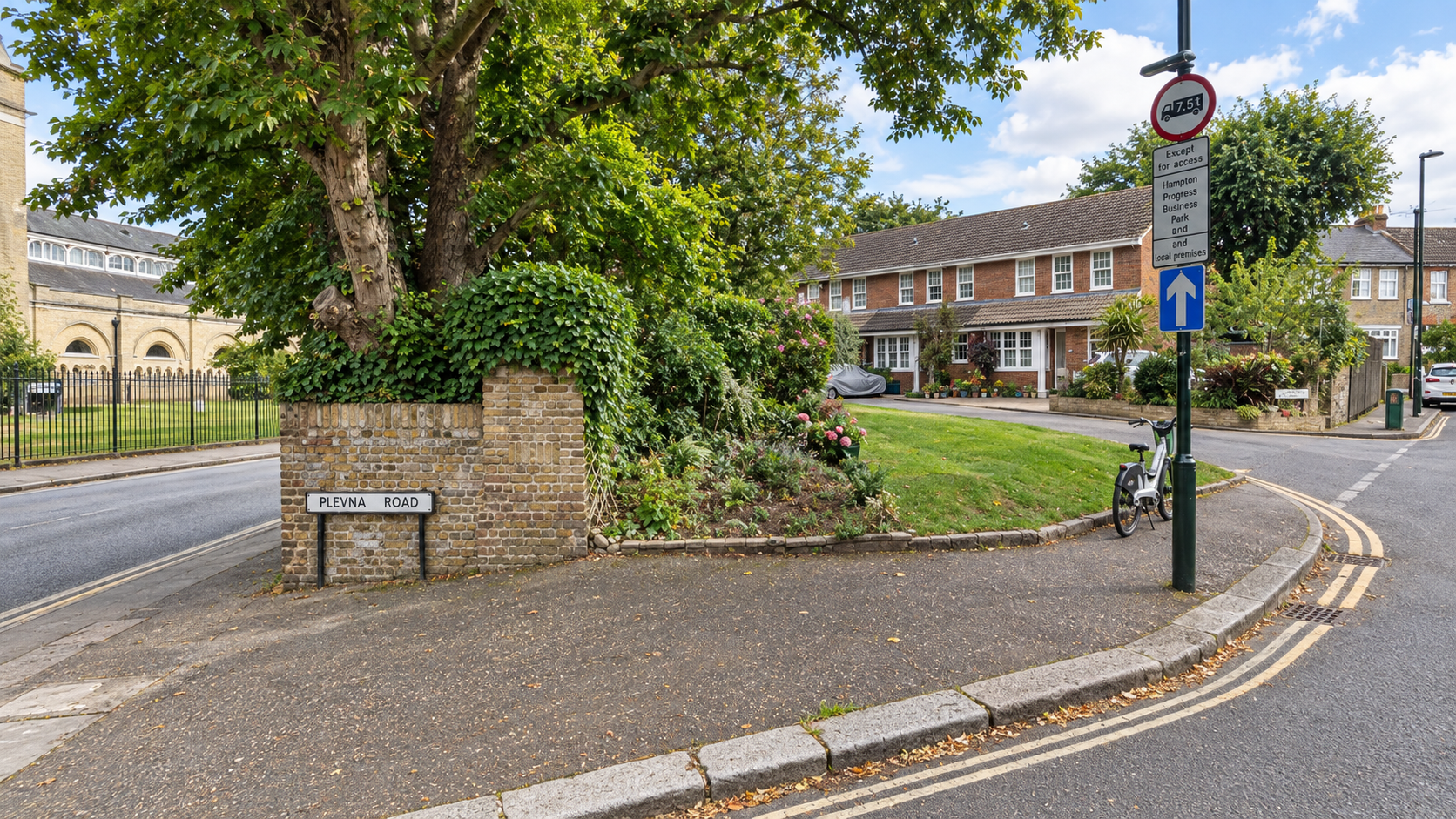 Plevna Road в Hampton, London — изчистен изглед с ясно видима табела PLEVNA ROAD.